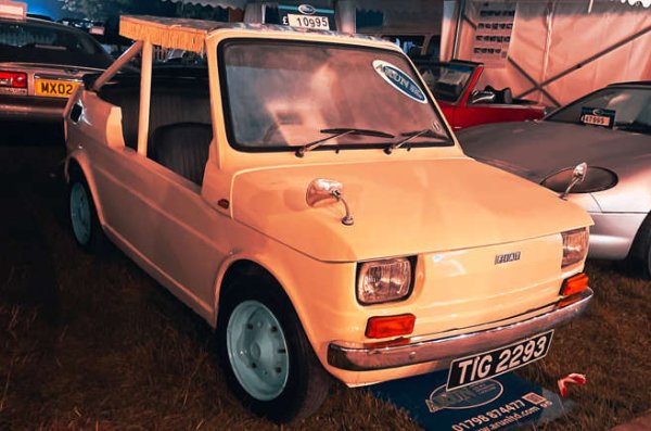 Тази малка градска кола помогна за популяризирането на автомобилите в Източна Европа преди да падне Берлинската стена. Е, имаше какво да се желае. С течение на времето цените се повишиха – екземпляр с десен волан наскоро беше продаден за £7000. Просто носталгия по кола, наричана нежно maluch (на полски - прохождащо дете). У нас му казваме „полско фиатче“. Тази културна икона тежи между 580 кг и 619 кг, а конските сили варират от 23 до 26..